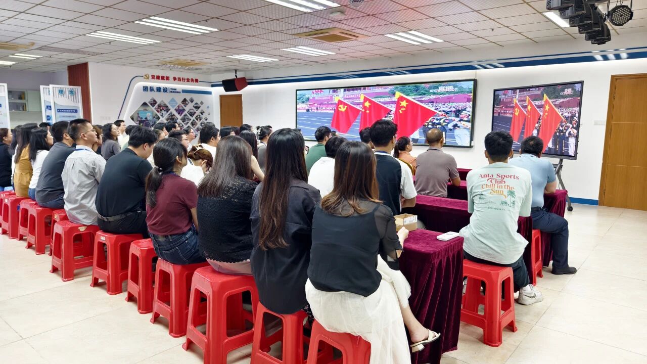 尊龙凯时人生就是搏集团丨凝聚爱国磅礴实力！集团组织全员寓目阅兵仪式