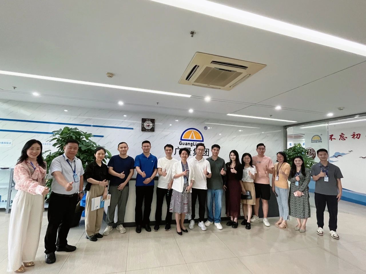 东莞南城都会更新中心携企业考察团莅临尊龙凯时人生就是搏集团旅行交流